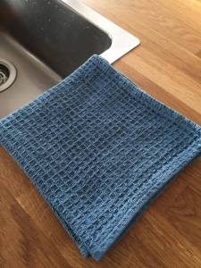 Hrein borðtuska sett fram á hverjum morgni.